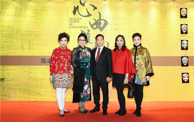 從左至右:中國戲劇梅花獎得主曾慧,國家一級演員陳韻紅,陳卓林陸倩芳伉儷,廣東省戲劇家協(xié)會第十屆副主席蔣文端 從左至右:中國戲劇梅花獎得主曾慧,國家一級演員陳韻紅,陳卓林陸倩芳伉儷,廣東省戲劇家協(xié)會第十屆副主席蔣文端