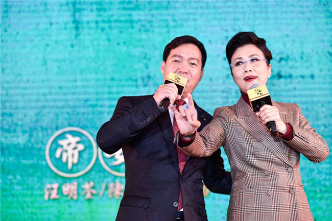 陳卓林與香港著名影視及戲曲歌唱演員汪明荃合唱粵曲經(jīng)典曲目 陳卓林與香港著名影視及戲曲歌唱演員汪明荃合唱粵曲經(jīng)典曲目